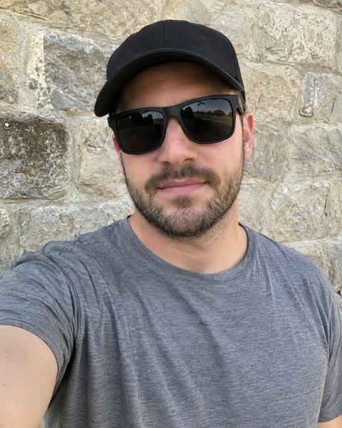 Mal: gafas de sol y gorra